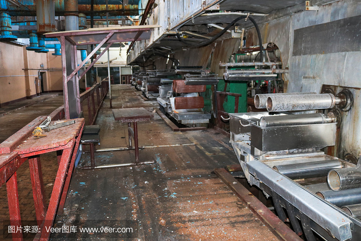 旧生锈的封闭剥皮车间位于一个废弃的工业废弃的化工石化工程炼油厂,大型设备有金属铁管、法兰和软管泵